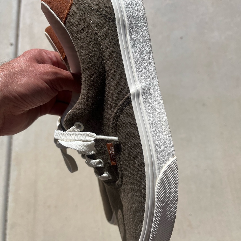 Vans  Size US 9. Brown. - Picture 5 of 6